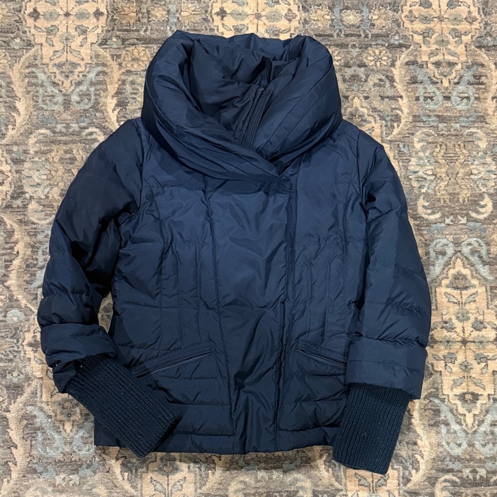 Stylish Tahari Navy Puffer Jacket with Knit Cuffs - S